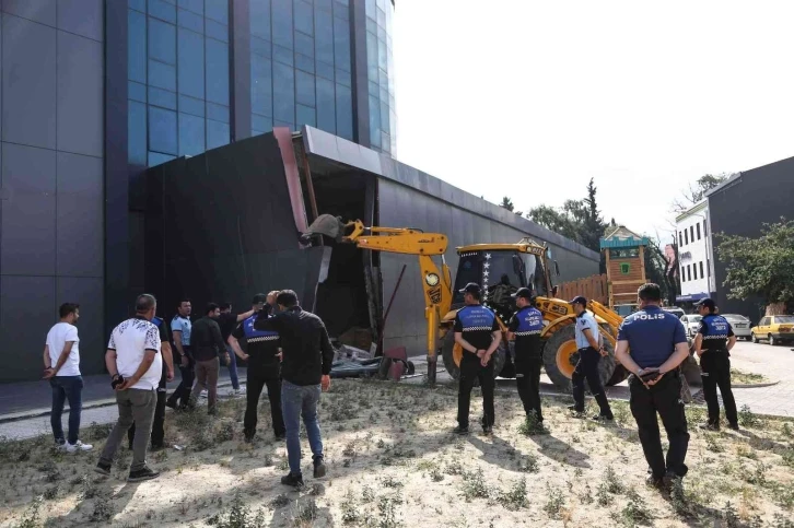 Nilüfer’de iş merkezine ait kaçak bölümler yıkıldı
