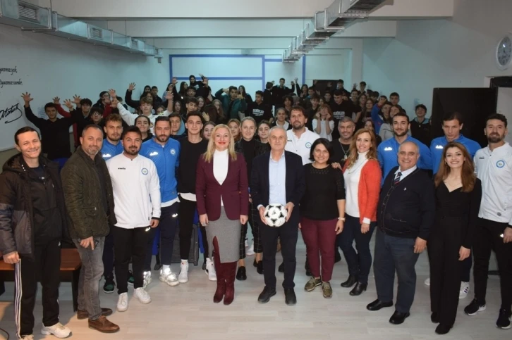 Nilüferli futbolcular öğrencilerle deneyimlerini paylaştı
