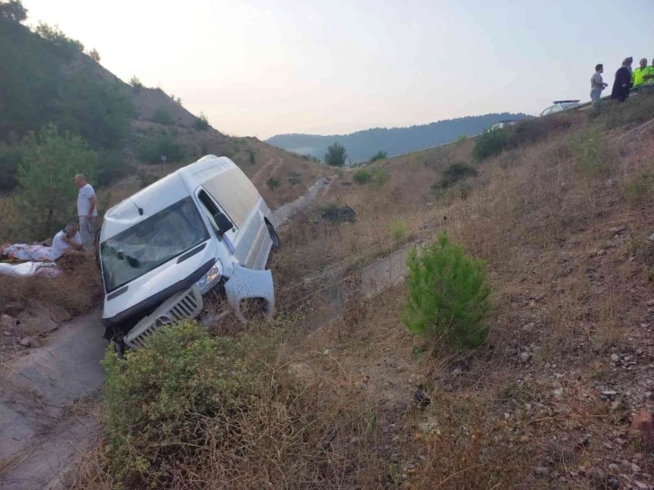 Nişandan dönerken minibüsleri sulama kanalına devrildi: 3’ü ağır 10 yaralı
