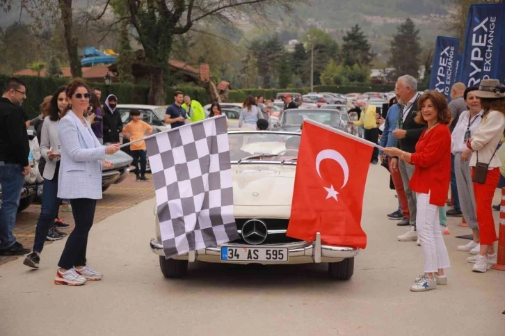 Nostaljik otomobiller kıyasıya yarış için Sakarya sokaklarına indi
