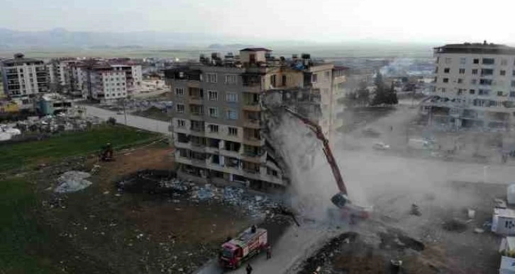 Nurdağı'nda ağır hasarlı binaların yıkımı sürüyor