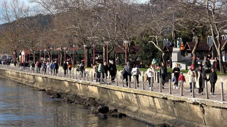 Ocak ayında vatandaşlar sıcak havayı görünce sahile akın etti
