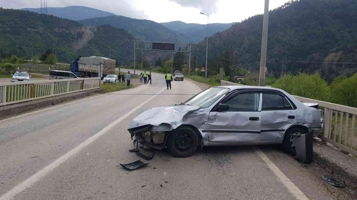 Odun yüklü tırın çarptığı otomobil metrelerce sürüklendi: 2 yaralı
