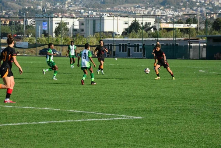 Ödünç ayakkabılarla Galatasaray’ı devirdiler
