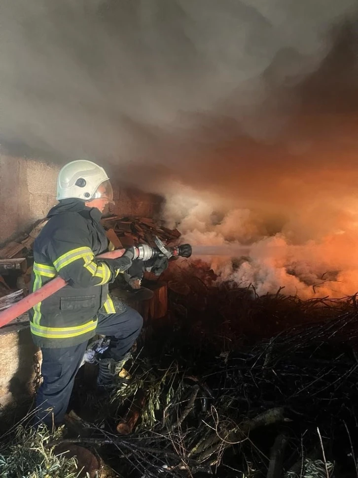 Odunlukta çıkan yangını itfaiye ekipleri söndürdü
