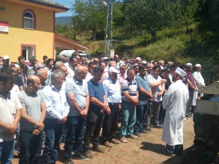 Oğlunu kurtarmak isterken ölen baba memleketinde toprağa verildi
