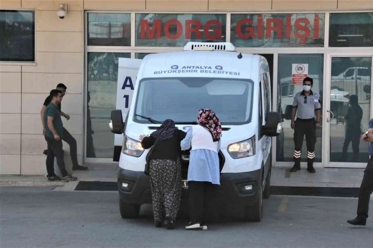 Oğlunun acısına dayanamayıp cenaze aracını öpen anne yürekleri dağladı
