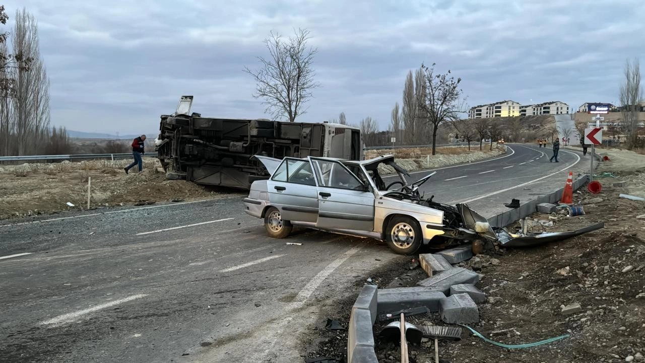 Öğrenci servisiyle otomobille çarpıştı: 16'sı öğrenci olmak üzere 24 yaralı yaralı