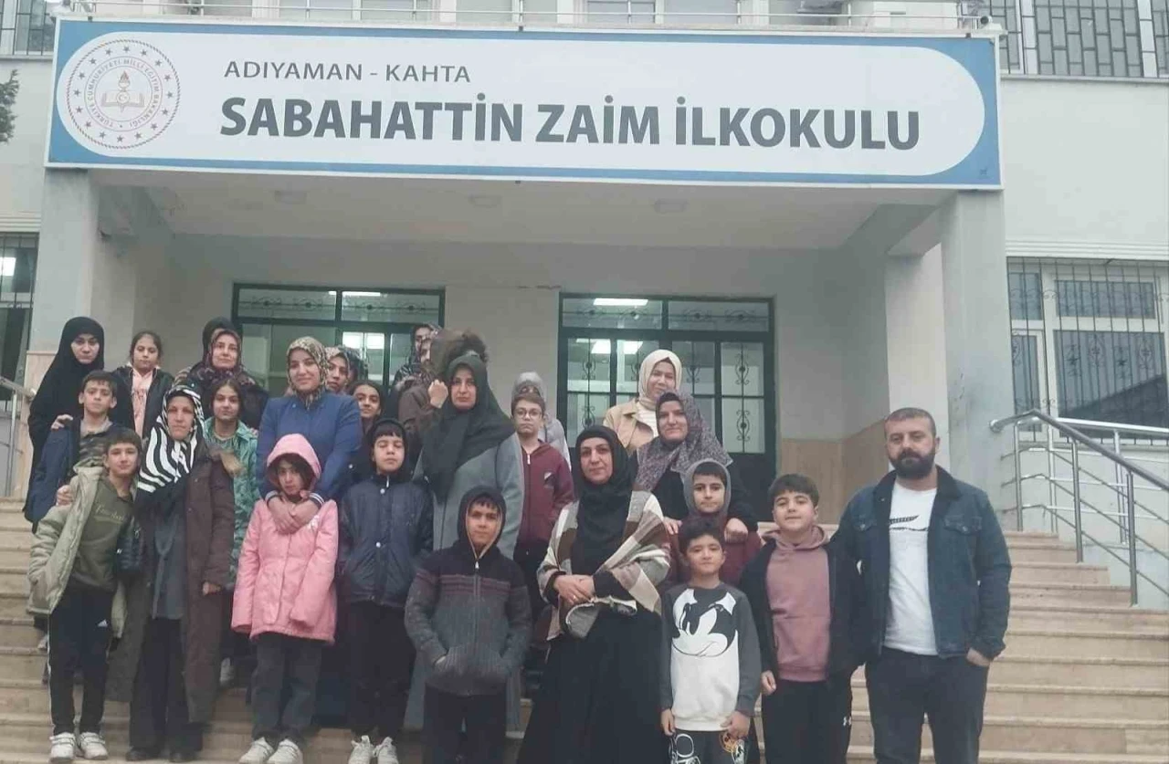 Öğrenci ve veliler okul önünde öğretmenlerini geri istedi
