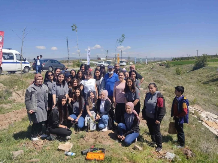 Öğrenciler, 19 Mayıs’a özel ağaç dikti
