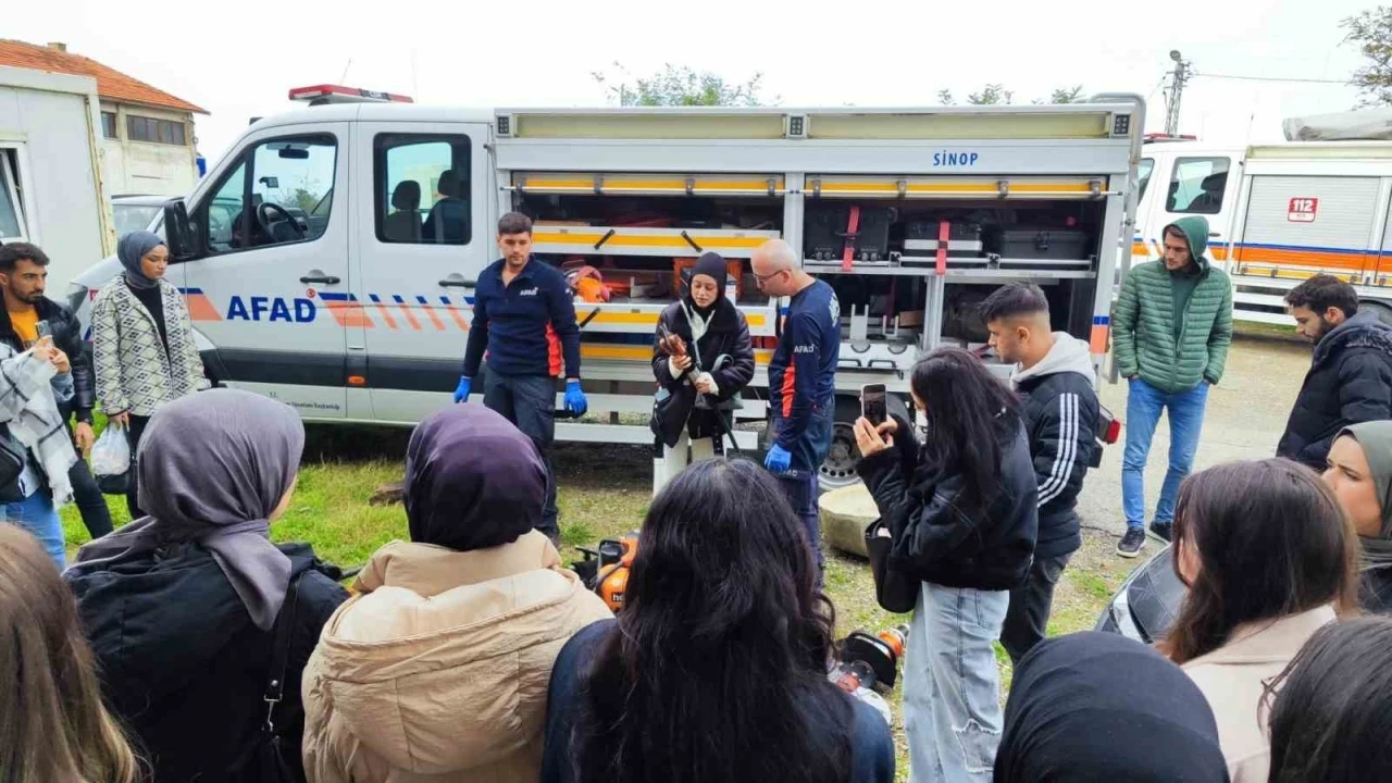 Öğrenciler afet ve acil durumlar hakkında bilgilendirildi
