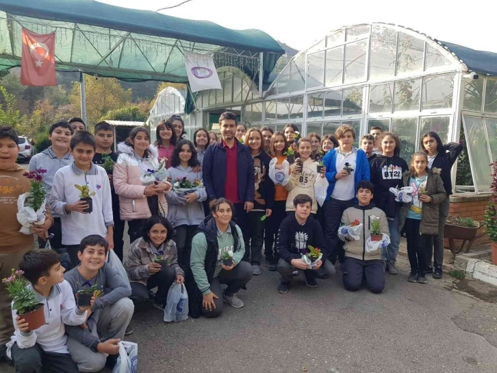 Öğrenciler, belediye serasında çiçekleri toprakla buluşturdu
