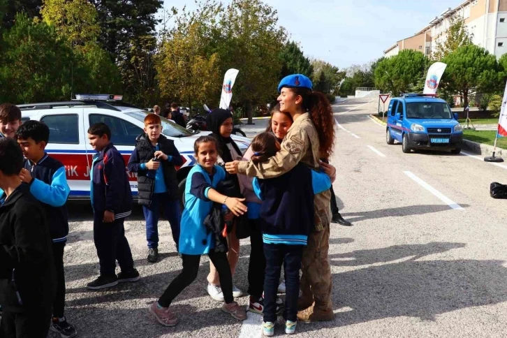 Öğrenciler Edirne jandarmasında hem eğlendi hem de öğrendi
