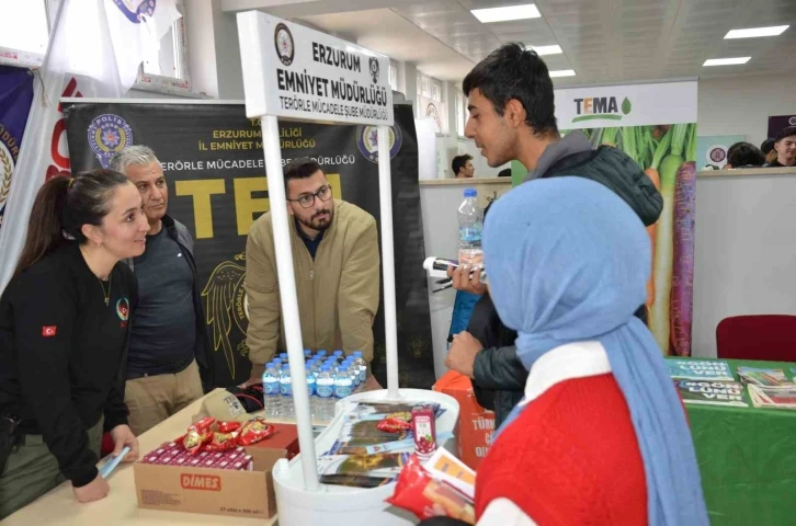 Öğrenciler “El Ele Güvenli Geleceğe Projesi” kapsamında bilgilendirildi
