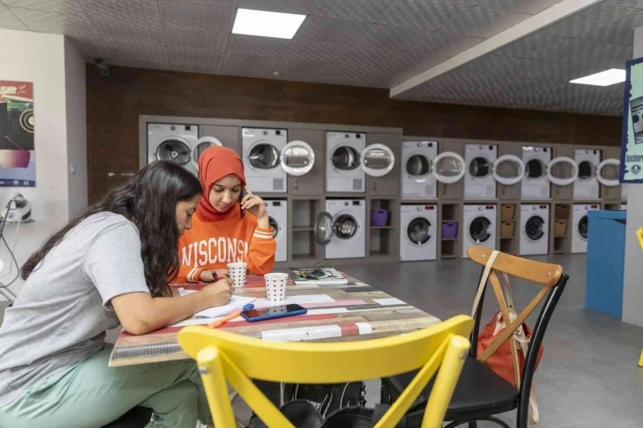 Öğrenciler elbiselerini çamaşır kafede yıkıyor
