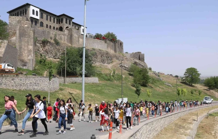 Öğrenciler “En Temiz Diyarbakır” için sur diplerini temizledi
