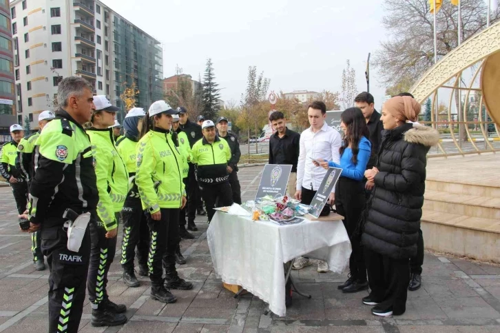 Öğrenciler görev başındaki polisleri unutmadı
