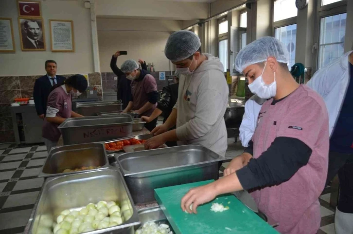 Öğrenciler hem üretiyor, hem de para kazanıyor
