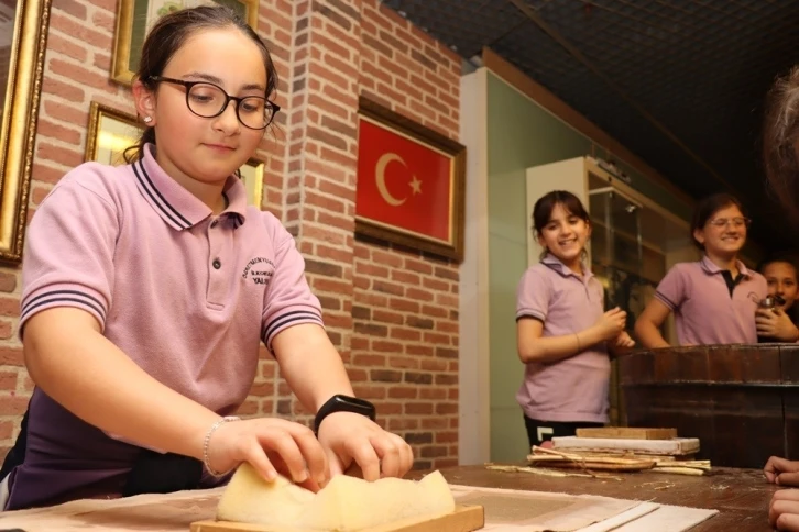 Öğrenciler İbrahim Müteferrika Kağıt Müzesi’nde kendi kağıtlarını üretiyor
