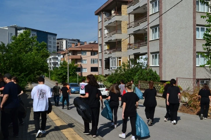 Öğrenciler muhtarla buluştu, sokak sokak temizlik yaptı
