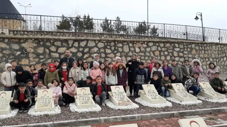 Öğrenciler şehitlik anıtına karanfil bırakıp çevre temizliği yaptılar
