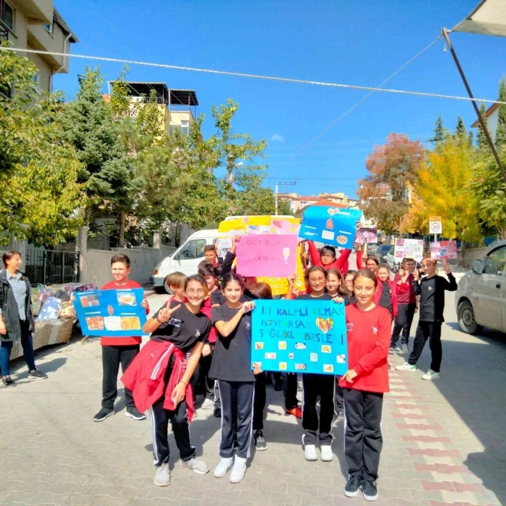 Öğrenciler semt pazarında kalp sağlığına dikkat çekti
