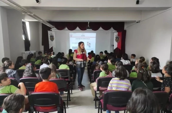 Öğrenciler, suçtan korunma yöntemlerini polisten öğreniyor
