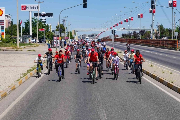 Öğrenciler “Temiz Diyarbakır” için pedal çevirdi
