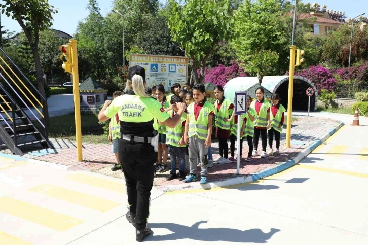 Öğrenciler Trafik Eğitim Parkında kuralları öğreniyor
