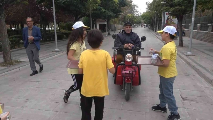 Öğrenciler vatandaşlara su dağıttı
