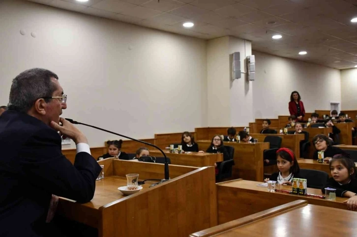 Öğrenciler ‘Yerel yönetimler’ dersini belediye başkanından aldı
