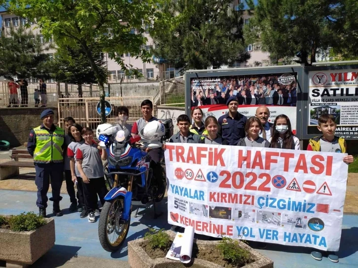 Öğrenciler yol kesip, trafik haftasında farkındalık oluşturdular
