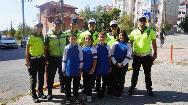 Öğrencilerden büyüklere yaya geçitlerini kullanma çağrısı
