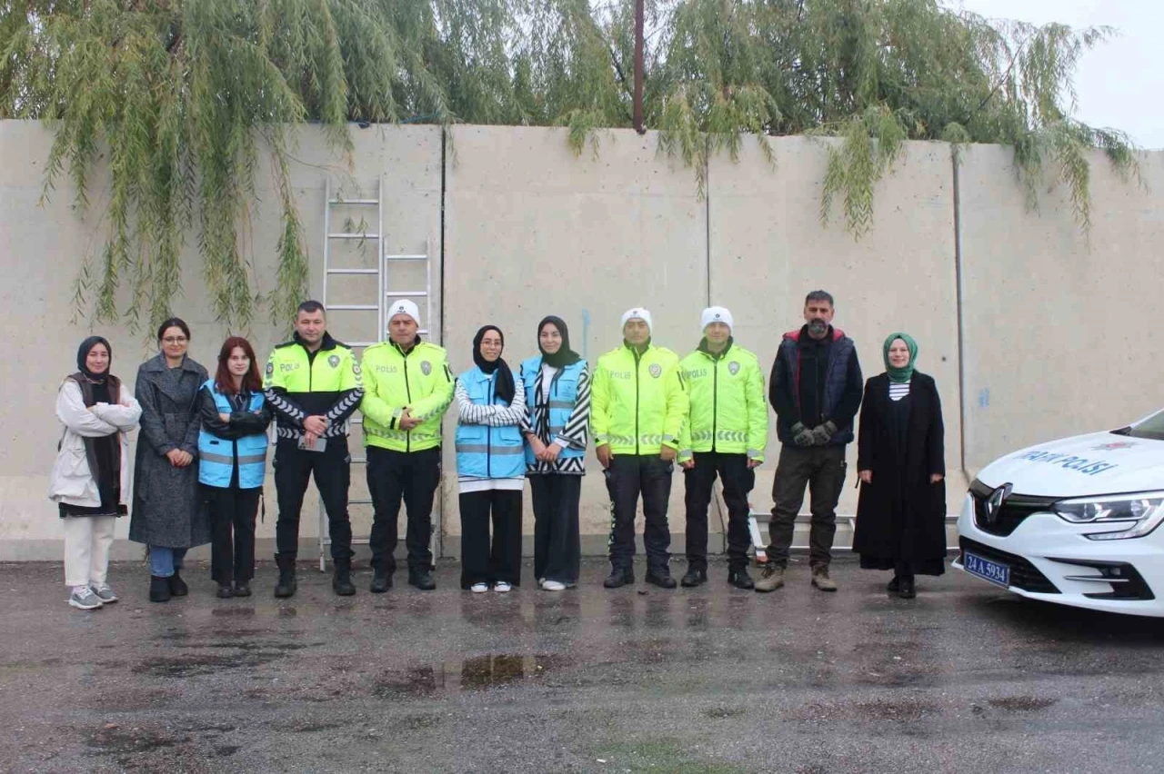 Öğrencilerden polislere destek ziyareti
