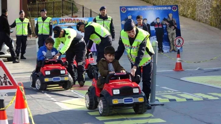 Öğrencilere akülü araçlar ile trafik eğitimi verildi
