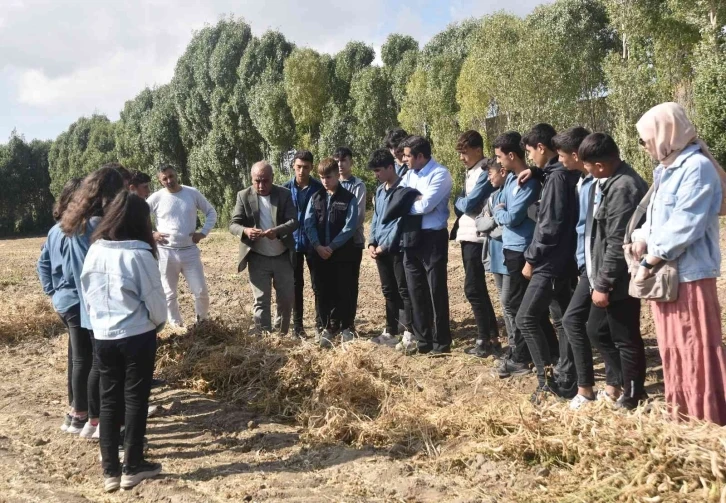 Öğrencilere tarla ve işletmelerde uygulamalı eğitim
