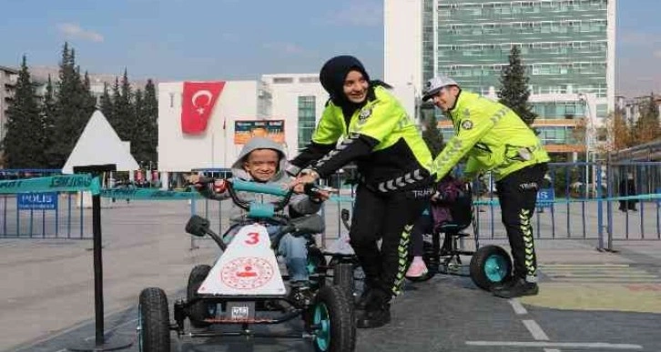 Öğrencilere trafik kuralları anlatıldı