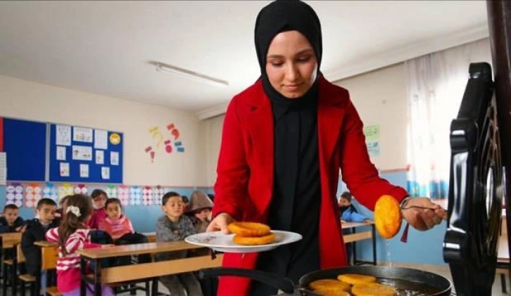 Öğrencileri için sınıf sobasında pizza ve hamburger hazırlıyorlar