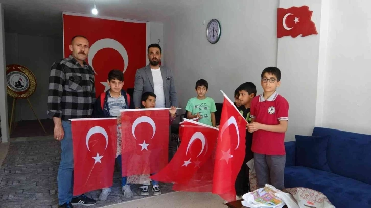 Öğrencilerin gazi ve şehit yakınlarıyla tanışma isteği polis tarafından yerine getirildi
