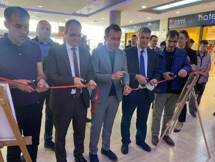 Öğrencilerin resim sergisine yoğun ilgi
