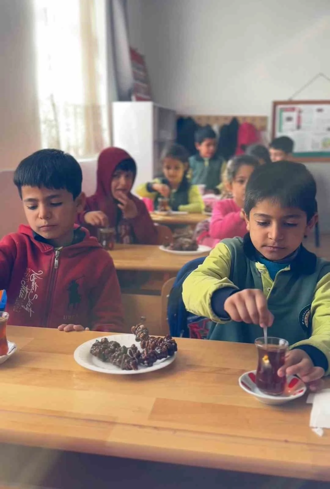 Öğrencileriyle birlikte orcik yaptı, sosyal medyada milyonlar izledi
