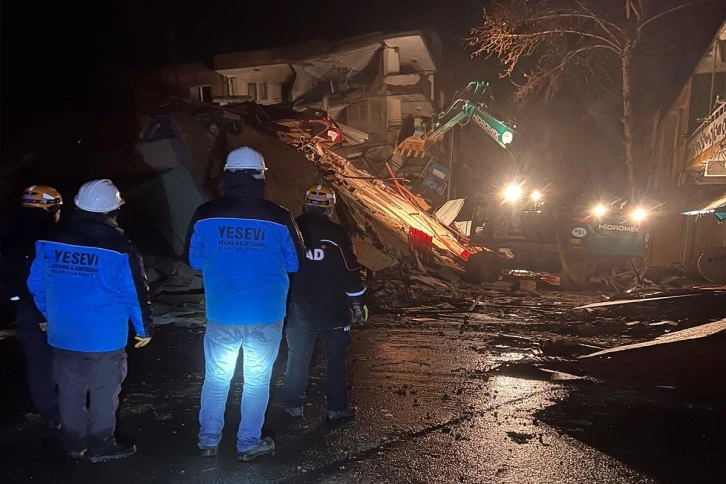 Öğrencisi ve öğretmeni enkaz altından birlikte sağ olarak kurtarıldı