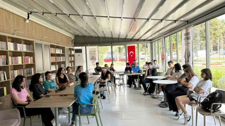 Öğretmen başkandan Bayraklı’ya 6 kitap kafe
