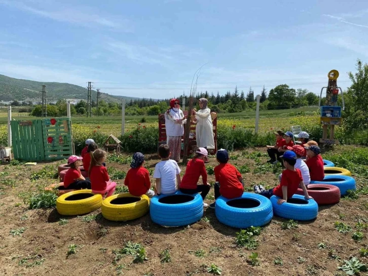 Öğretmen kendinse ait bahçesini öğrencilerine etkinlik yapmak için hazırladı
