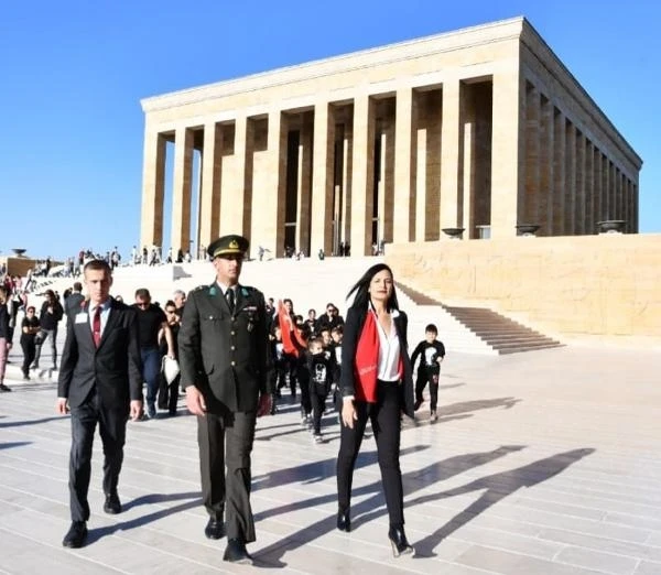 Öğretmen, öğrenci ve velilerden Anıtkabir'e ziyaret