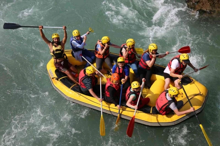 Öğretmen ve öğrenciler, Munzur Nehri’nde rafting heyecanı yaşadı
