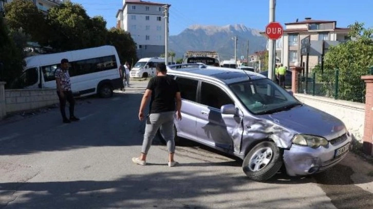 Okul servis minibüsü ile otomobil çarpıştı