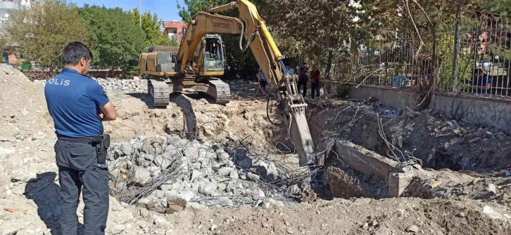 Okul temeline altın gömüldü iddiası yetkilileri alarma geçirdi
