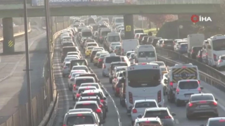 Okul ve bayram tatili bitti! İstanbul'da trafik kilitlendi