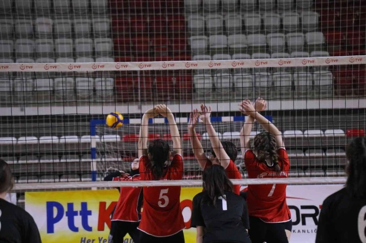 Okullar arası voleybolda 35 takım mücadele ediyor
